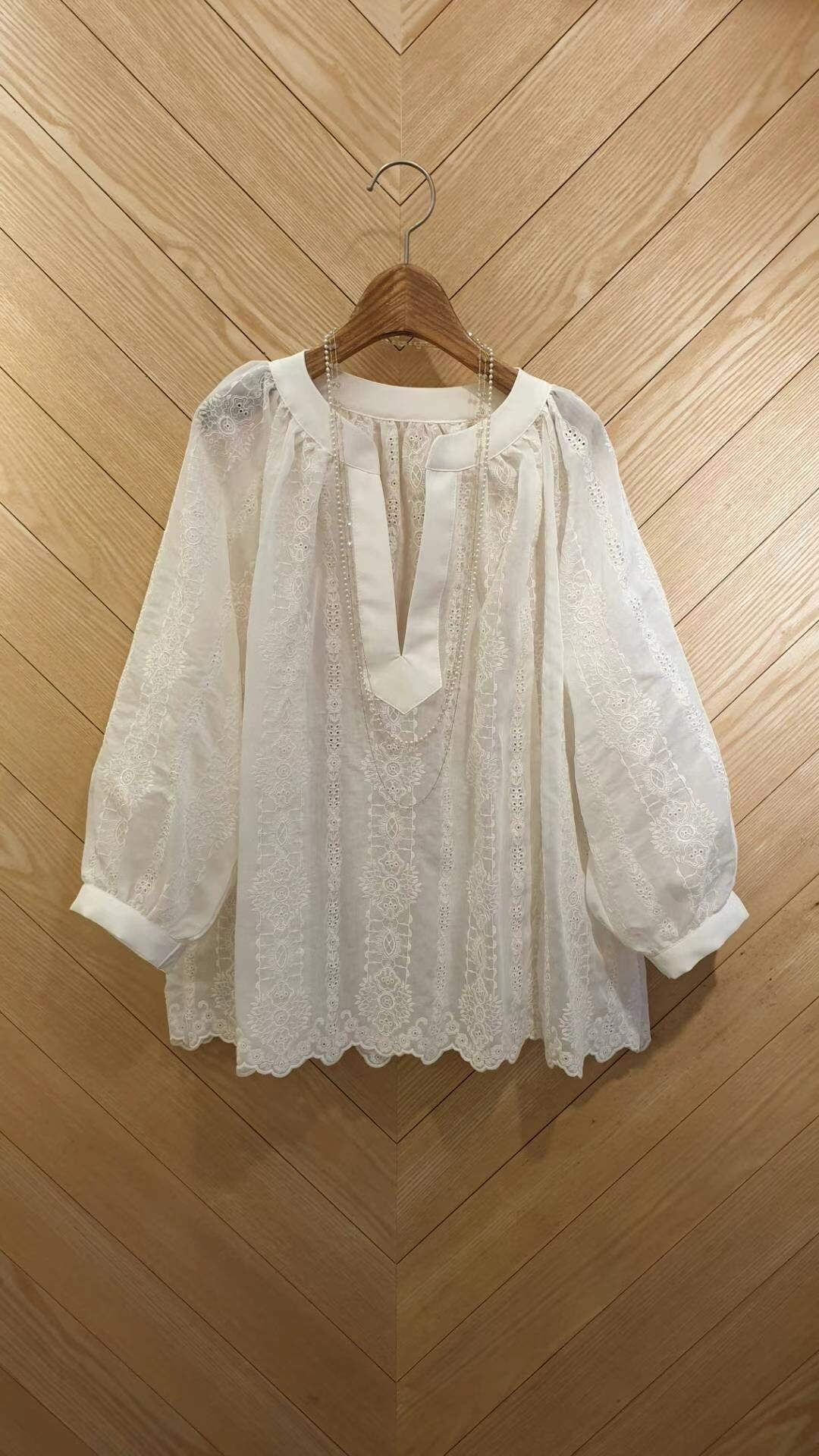開v雕花長袖上衣