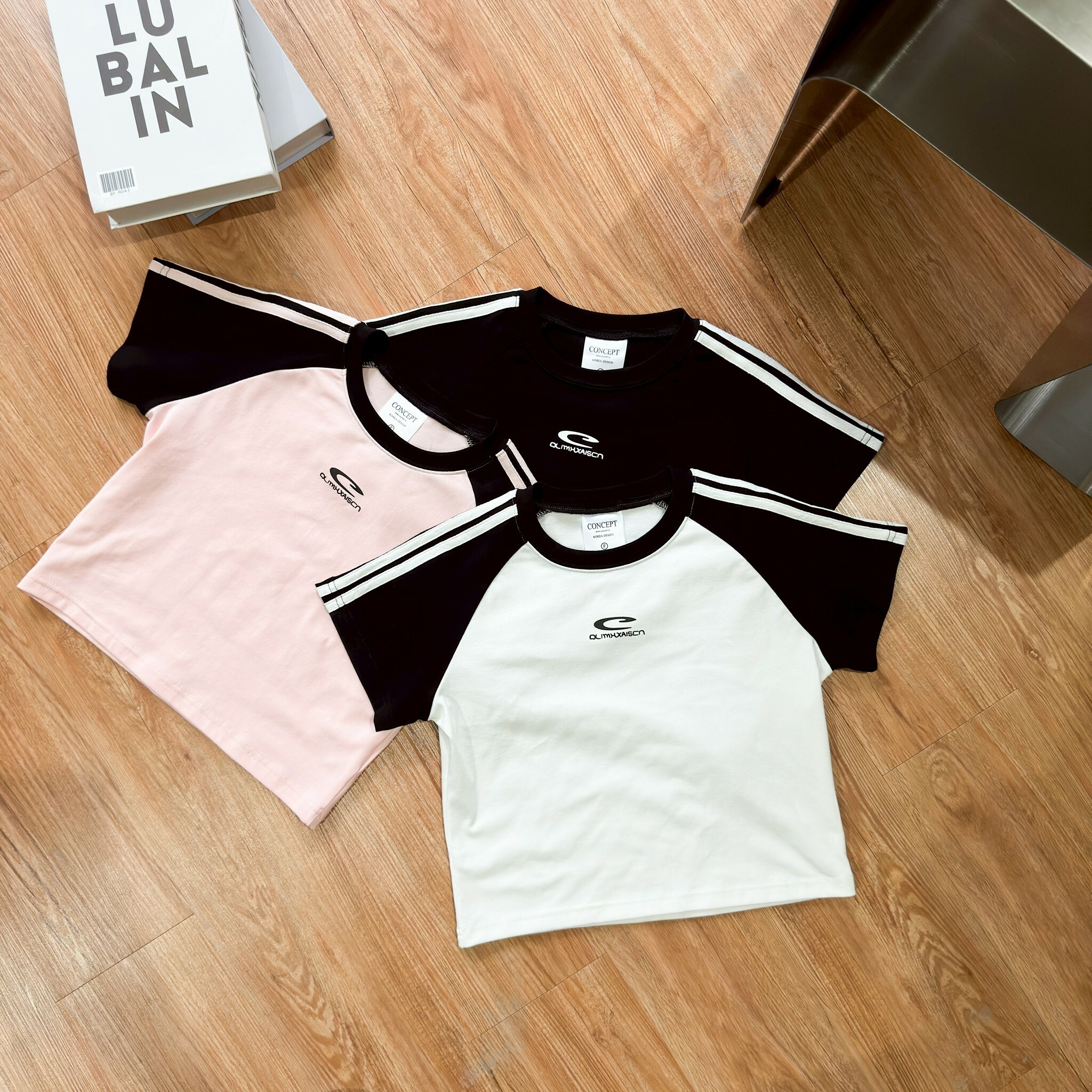 自訂款 C字撞色線條合身短版T IM80901