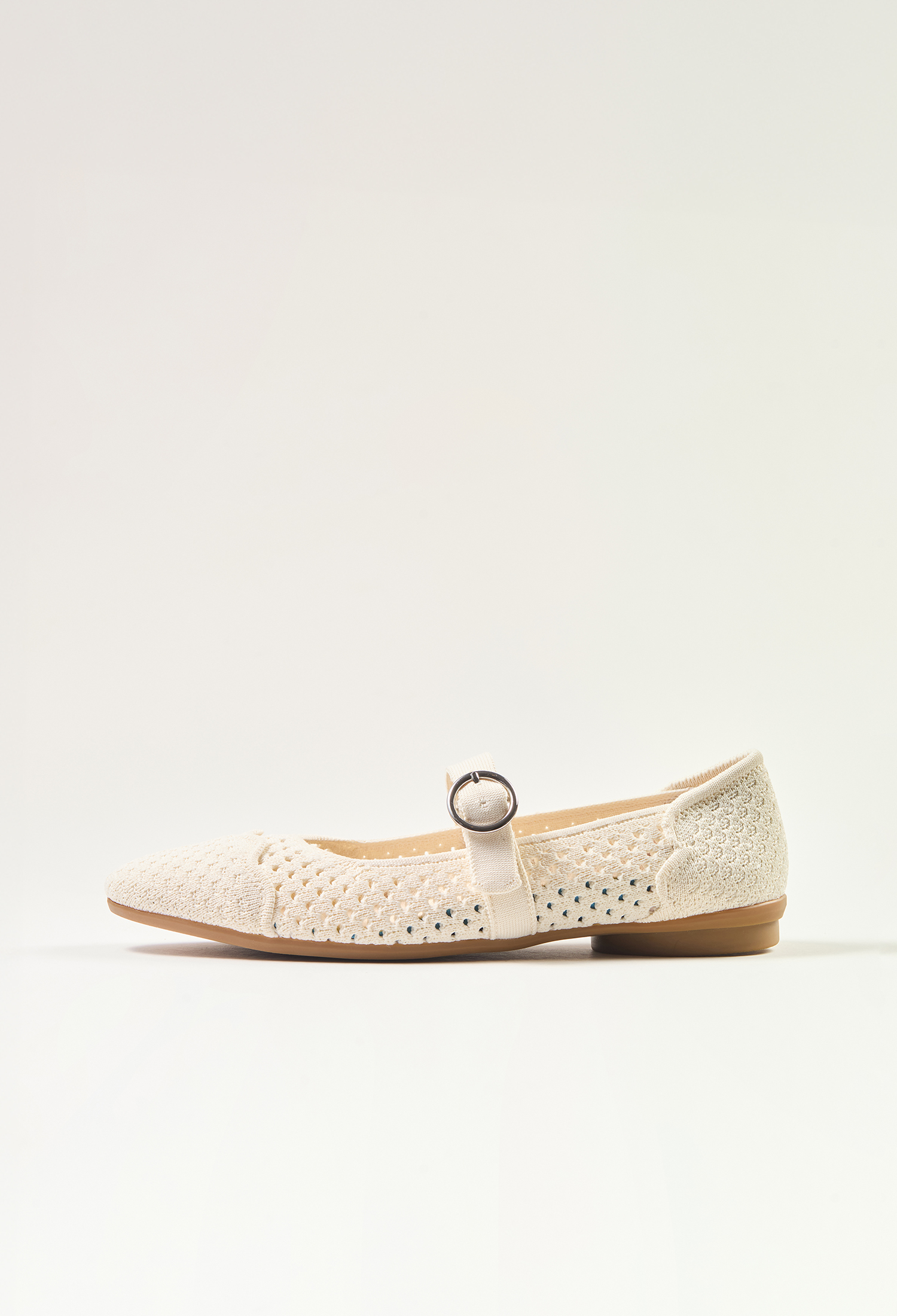 波浪鏤空平底鞋 奶油白