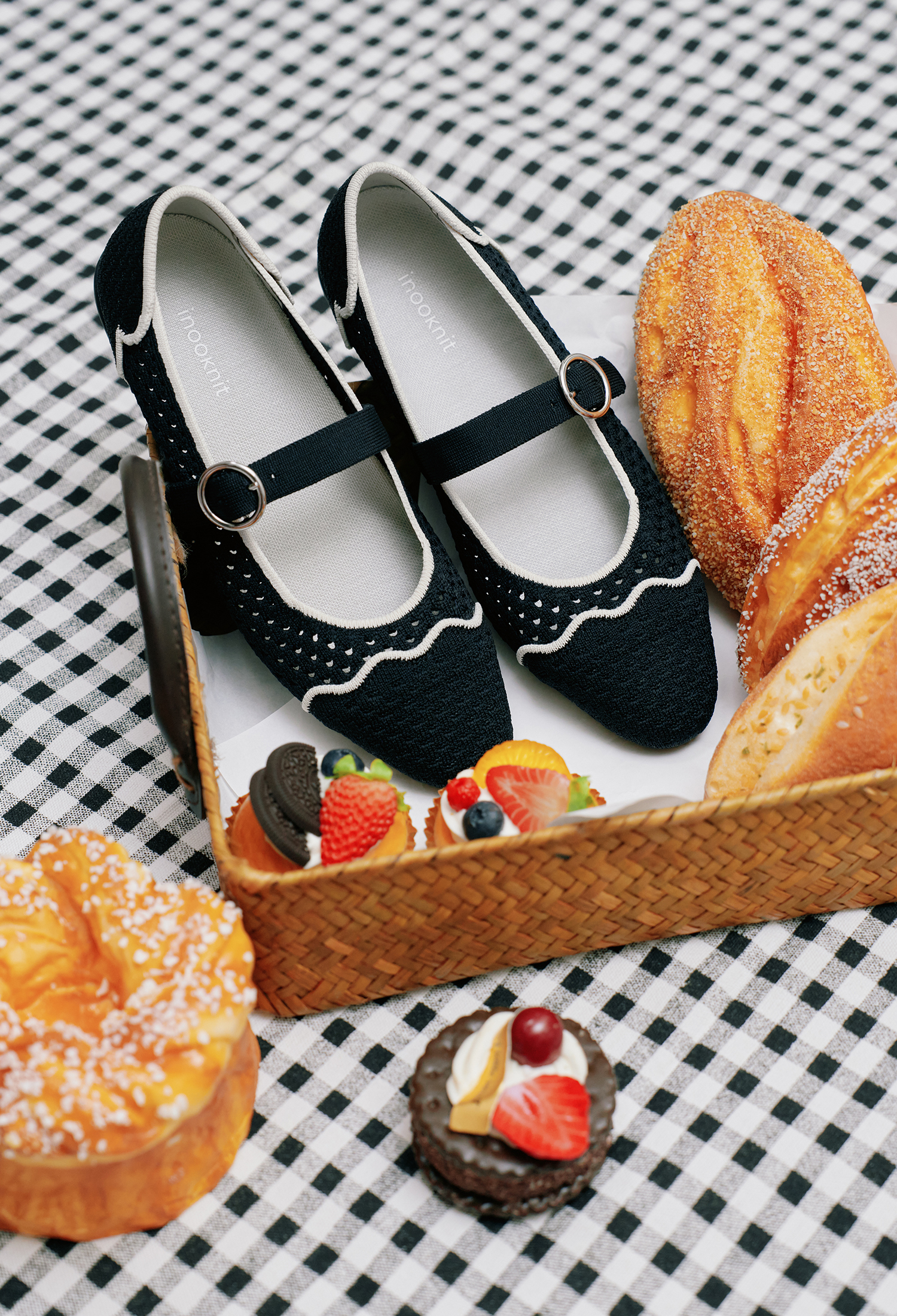 波浪鏤空平底鞋 經典黑