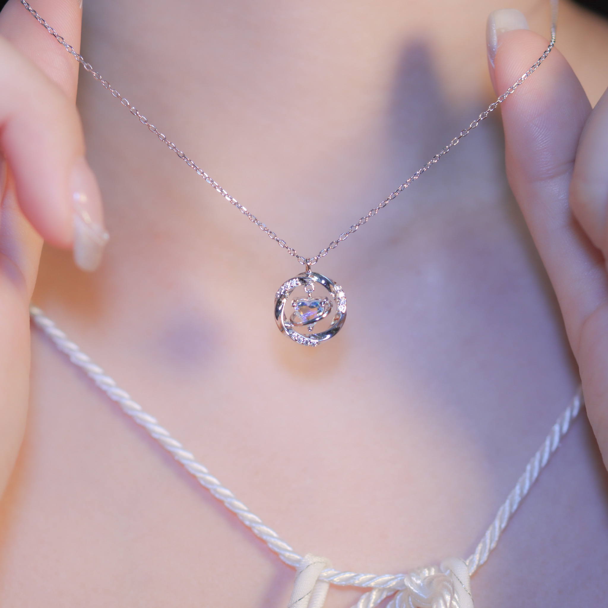 | 925純銀・厚鍍白金・琉璃 | 轉身是愛意項鍊 | NE1353 |