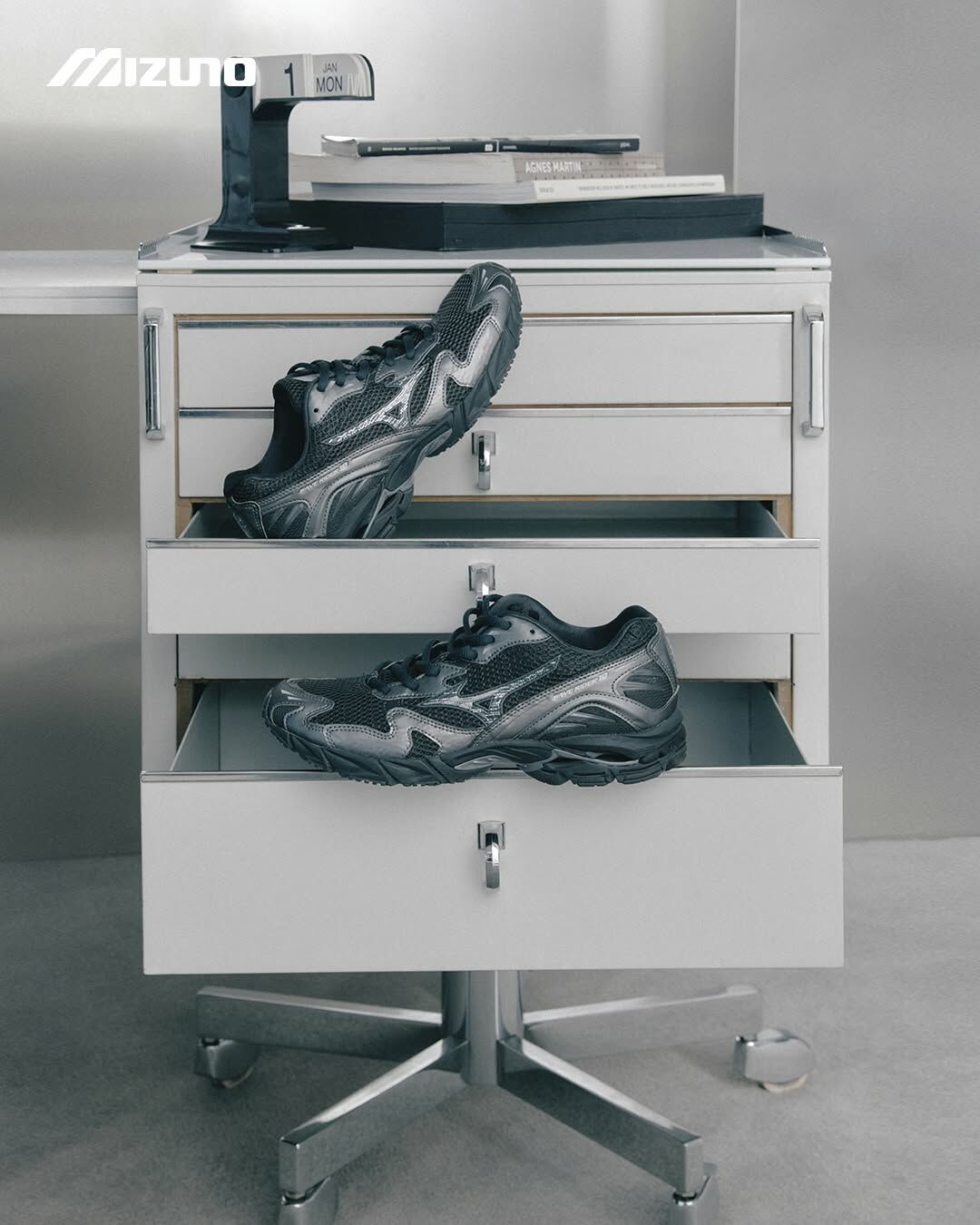 MIZUNO WAVE RIDER 10 液態煙灰銀 金屬銀 波浪片 拼接 復古 男女鞋 D1GA243108 / 預購