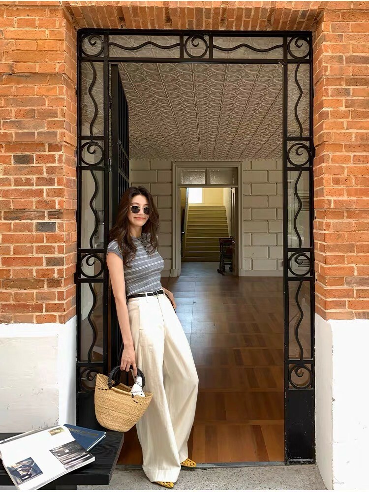 質感灰配色橫條紋半袖圓領排釦上衣S-L (Elegant & Love)