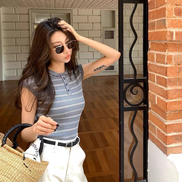 質感灰配色橫條紋半袖圓領排釦上衣S-L (Elegant & Love)