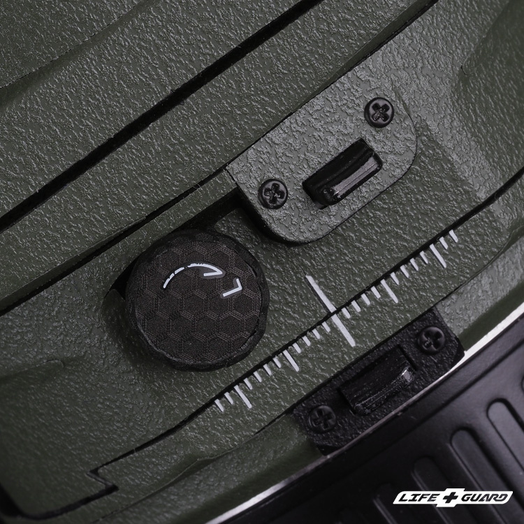 綠色砂紋貼膜質感特寫，LIFE+GUARD 設計風格，專機專屬精準開版