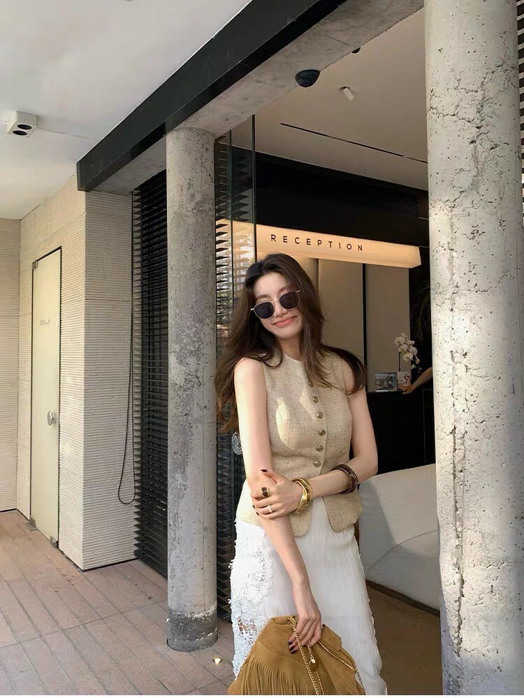 溫柔奶油杏圓領排釦背心上衣S-L (Elegant & Love)