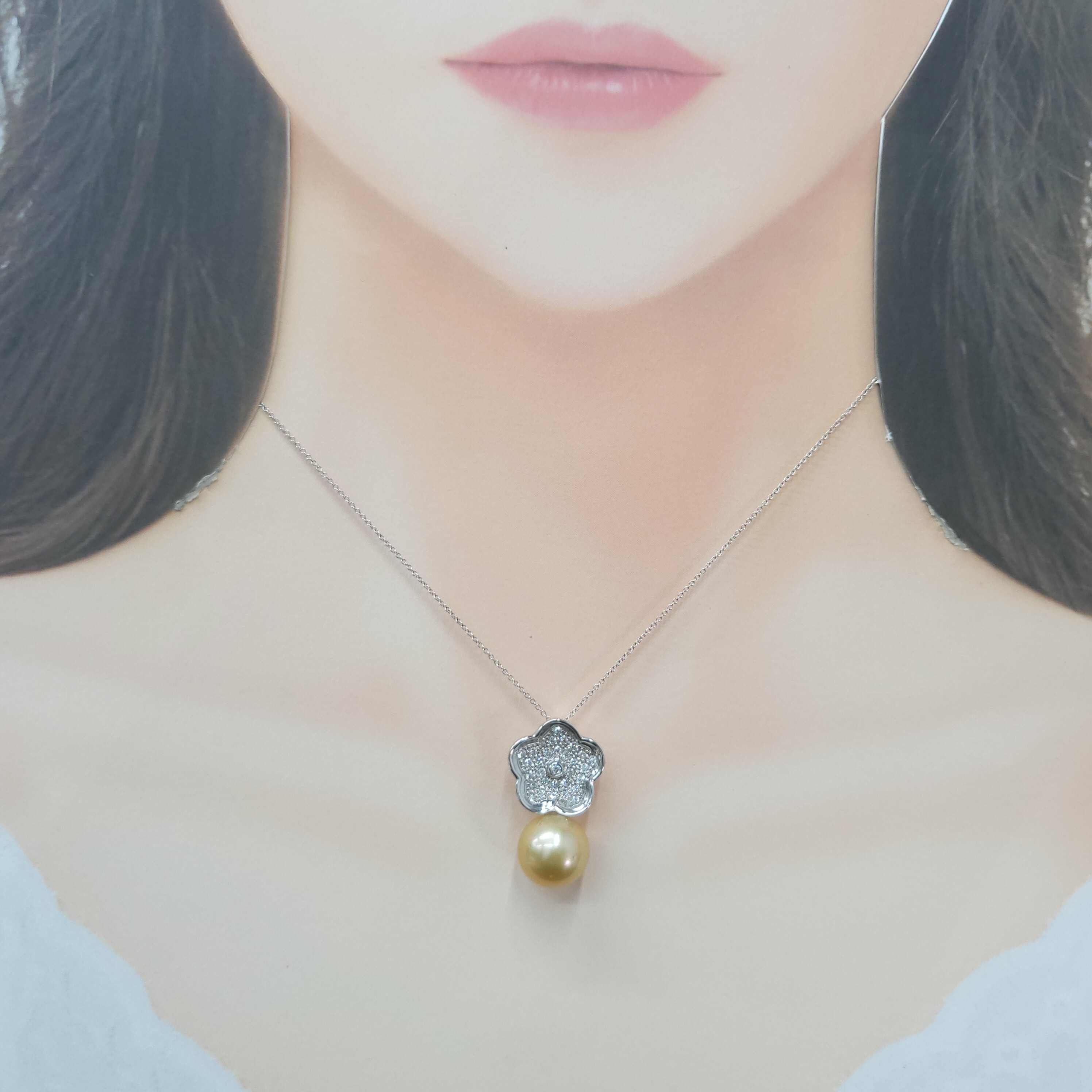 18K White Gold 0.13ct Diamond and Pendant