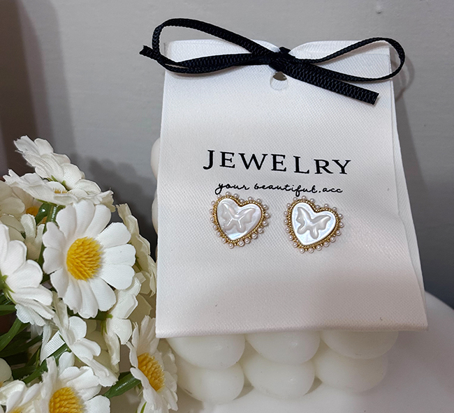 愛心鑲邊小珍珠耳環-銀針