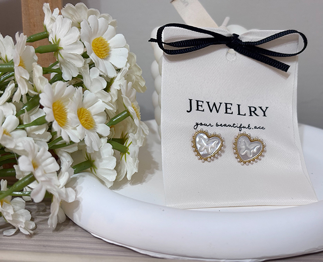 愛心鑲邊小珍珠耳環-銀針