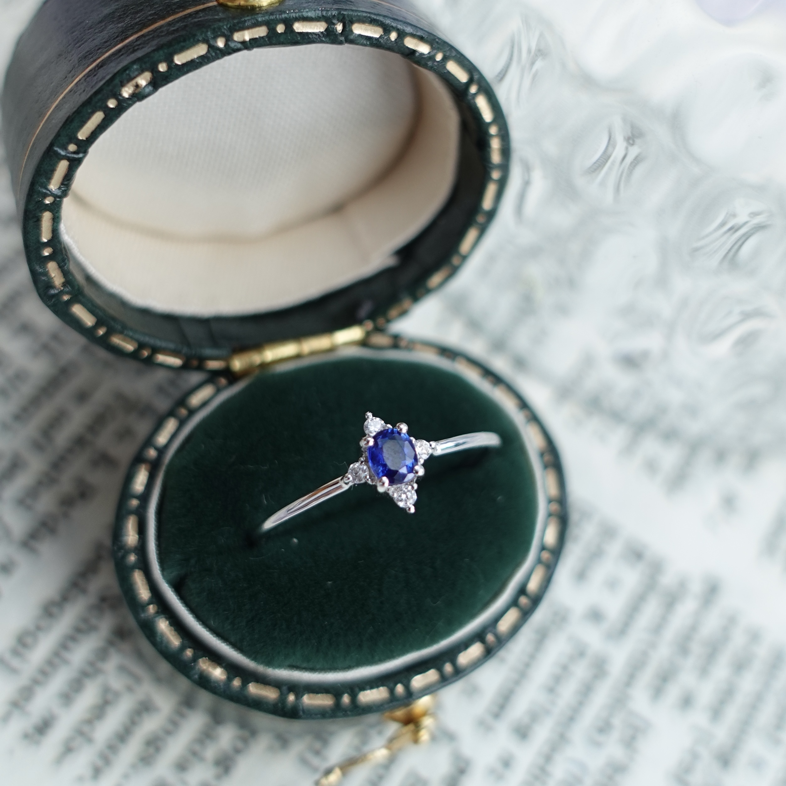 18K金細緻夾鑽藍寶石線戒