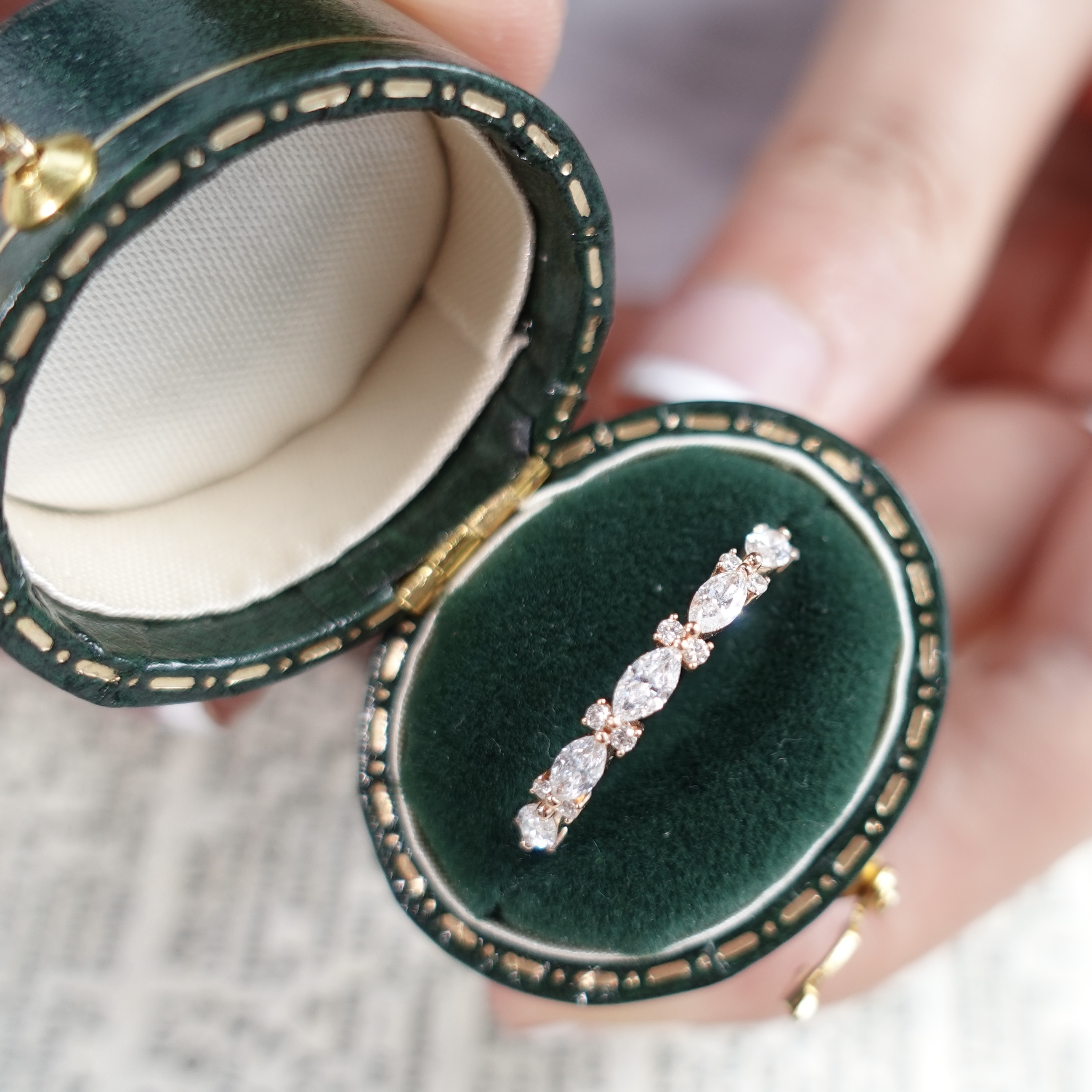 18K金排鑽戒指 - 馬眼形