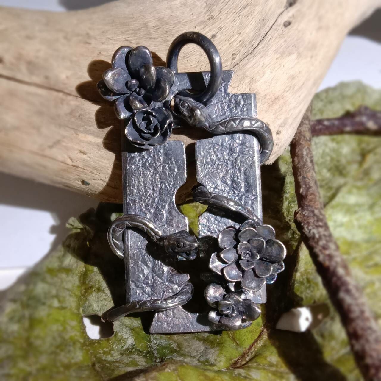 *Black Venom Jewelry- Freedom & Prayer *純銀蛇花刀片吊墜