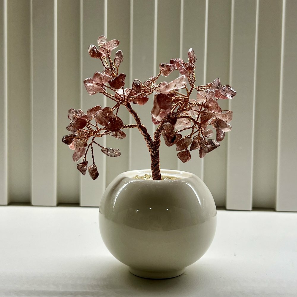 [S] GEMZ & CO HLCT SMALL WHITE CERAMIC POT TREE, STRAWBERRY QUARTZ, W500 (W500)