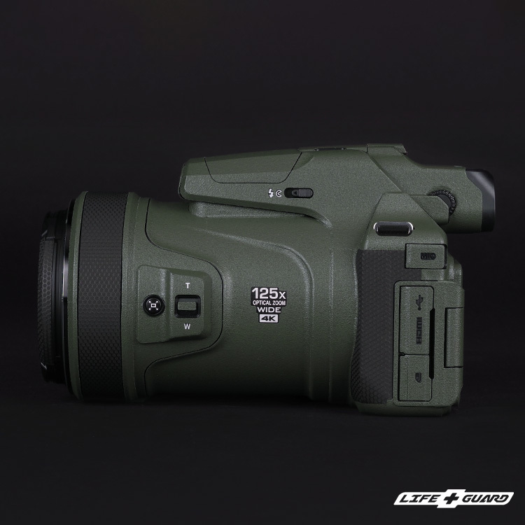 Nikon Coolpix P1100 貼膜側面展示圖，LIFE+GUARD 綠色砂紋風格