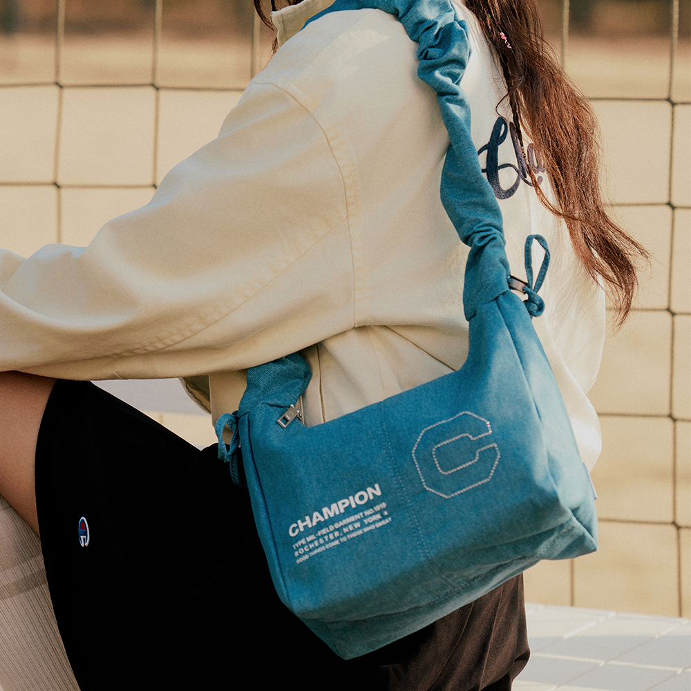 女款-小C 刺繡LOGO 抽繩 枕頭包-藍色 （U5AACPU32M2）