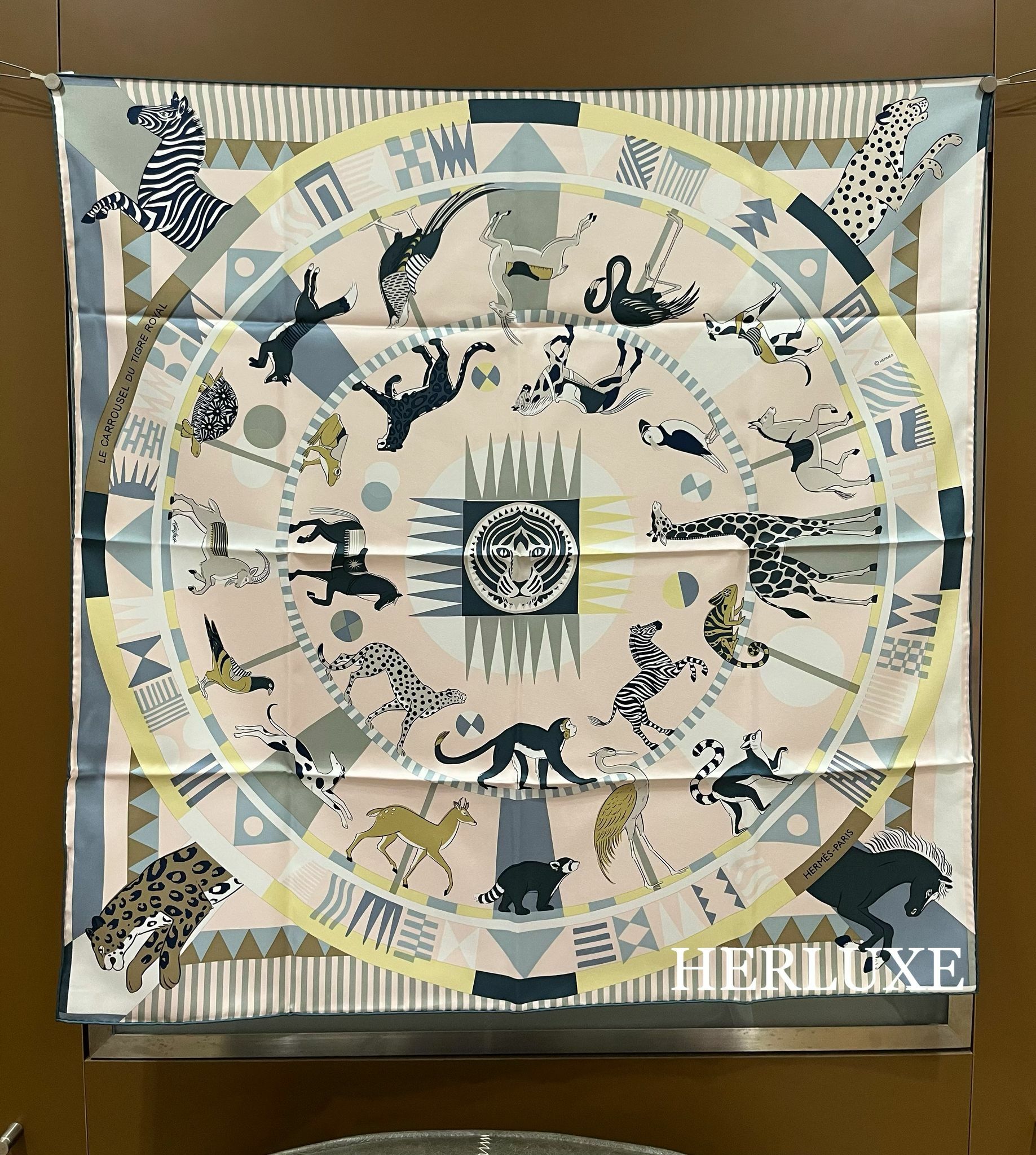 Le carrousel du tigre royal  rose dragée / kaki / jaune soufre scarf 100%soie 90x90cm