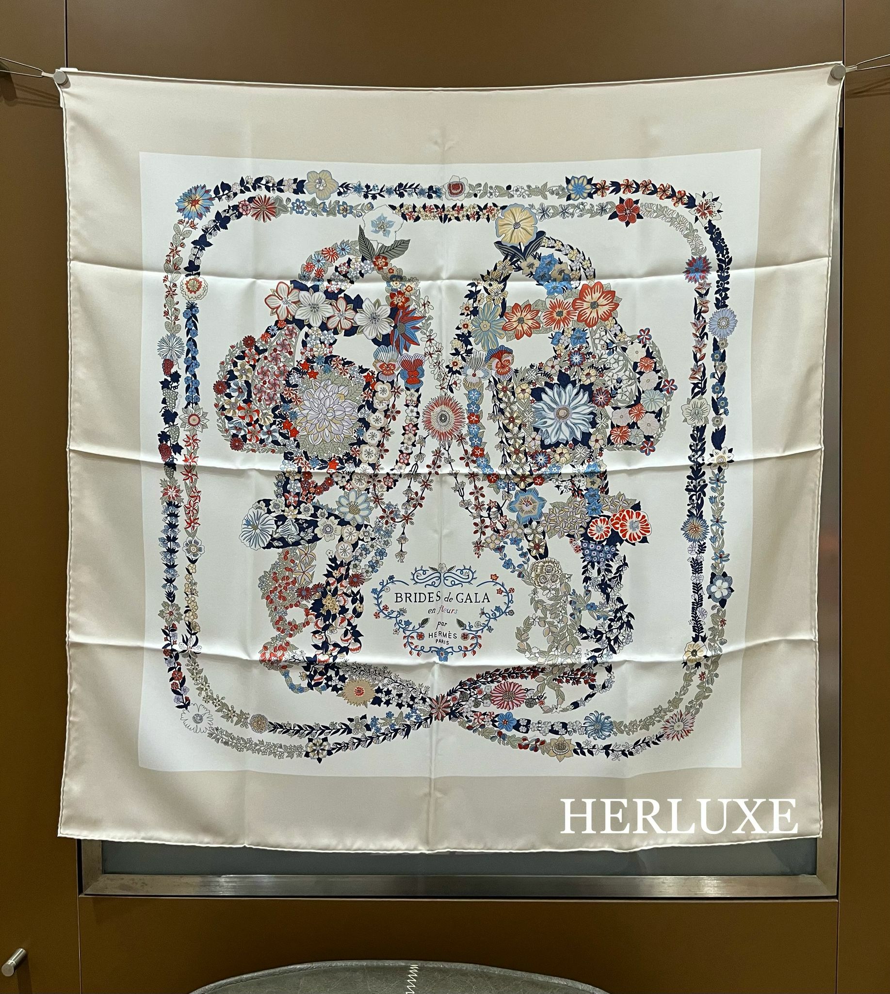 Brides de gala en fleurs sable / blanc / bleu scarf 100%soie 90x90cm