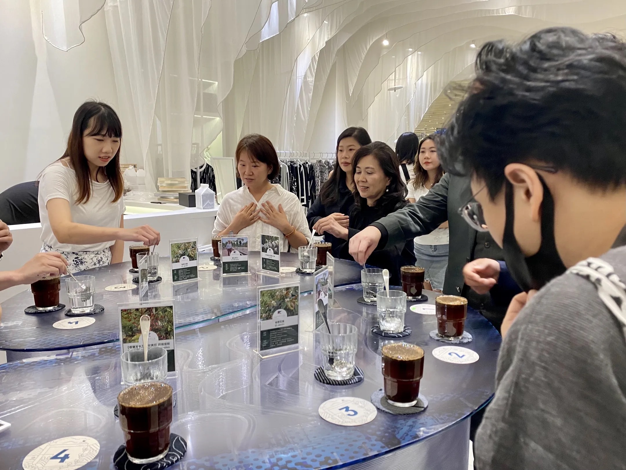 時尚服裝店裡的精品咖啡講座