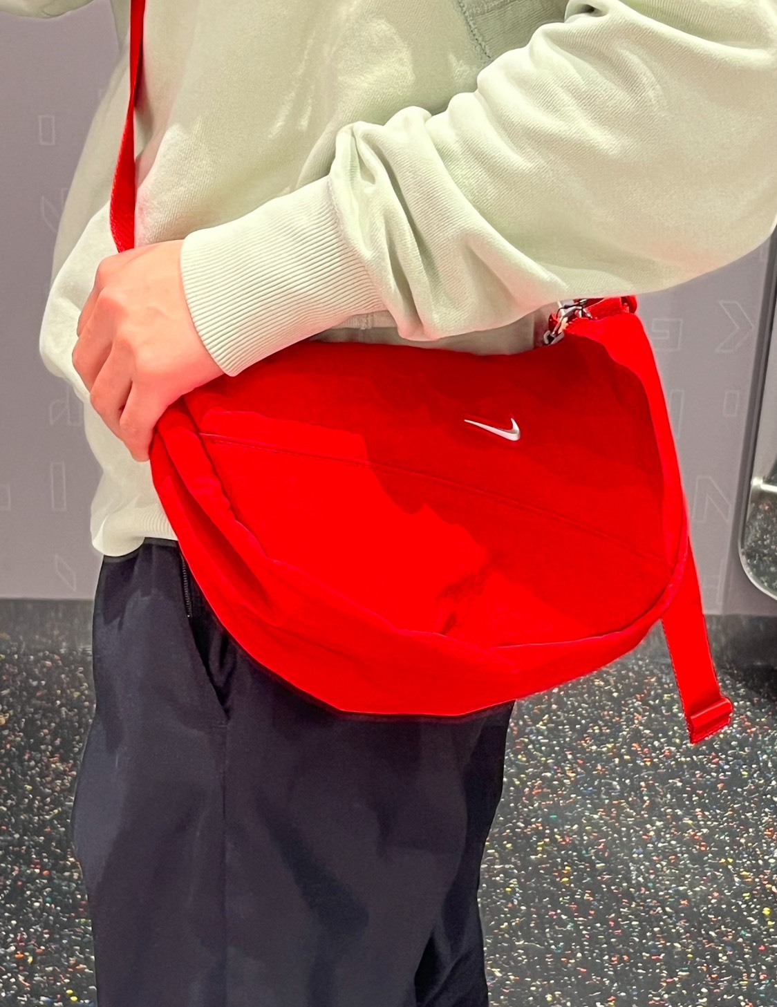 Nike Aura Crescent Crossbody 4L 黑色 銀勾 小包 斜背包  尼龍 半月包  HQ4370-010 三色