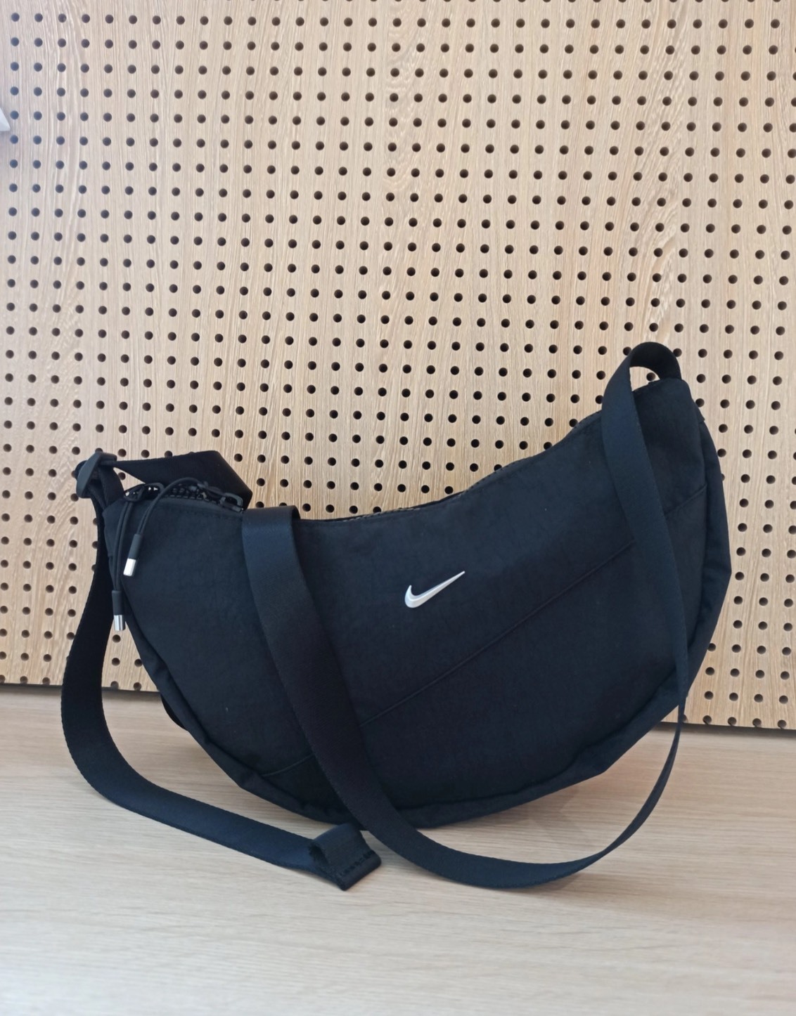 Nike Aura Crescent Crossbody 4L 黑色 銀勾 小包 斜背包  尼龍 半月包  HQ4370-010 三色