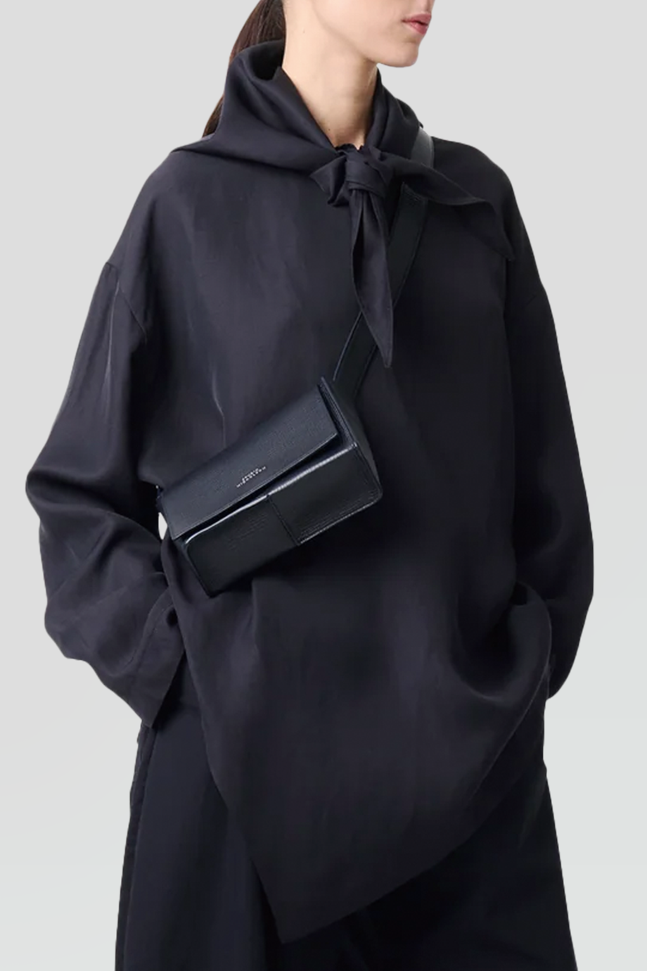 Studio Nicholson｜BUTE 領巾裝飾不對稱上衣