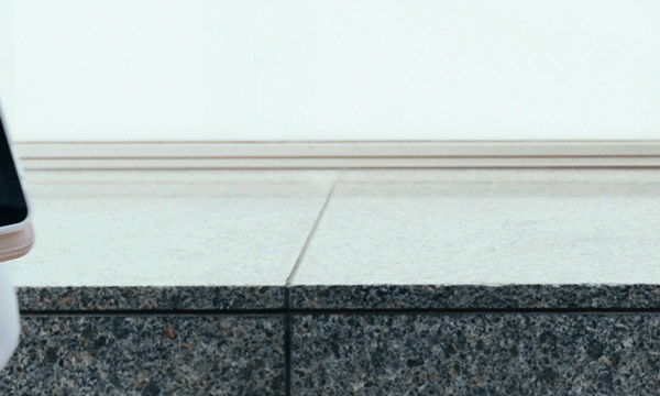 HANKMAX 0.1 wallet 長夾動畫：演示使用者單手握持吸附手機的長夾輕鬆行走，展示磁吸功能穩固可靠，方便一手掌握攜帶。