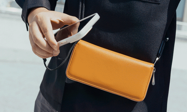 HANKMAX 0.1 wallet 長夾動畫：演示搭配背繩配件並側背時，使用者輕鬆將手機磁吸上長夾的便利操作情境。