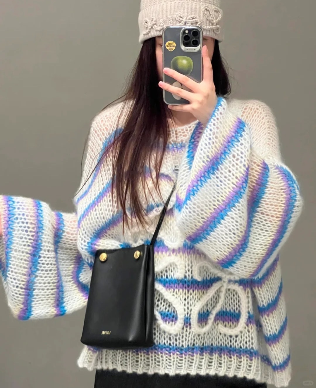 LOEWE Pebble 金屬色品牌 Logo 光滑小牛皮斜挎單肩袋女款黑色