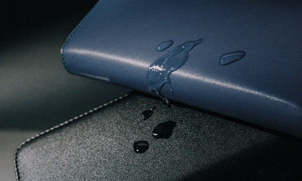 HANKMAX 0.1 wallet 長夾防水特性動畫：演示水珠接觸科技革表面後直接滑落，展現面料優異的防水、不留水痕效果。