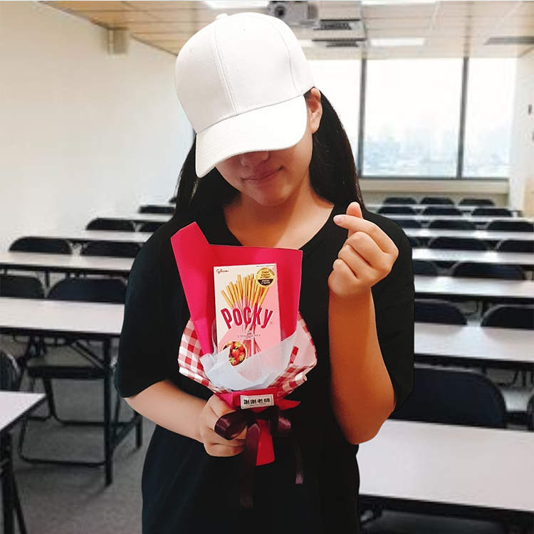 女孩在教室拿著pocky零食餅乾花束,桃園幸福禮物花店