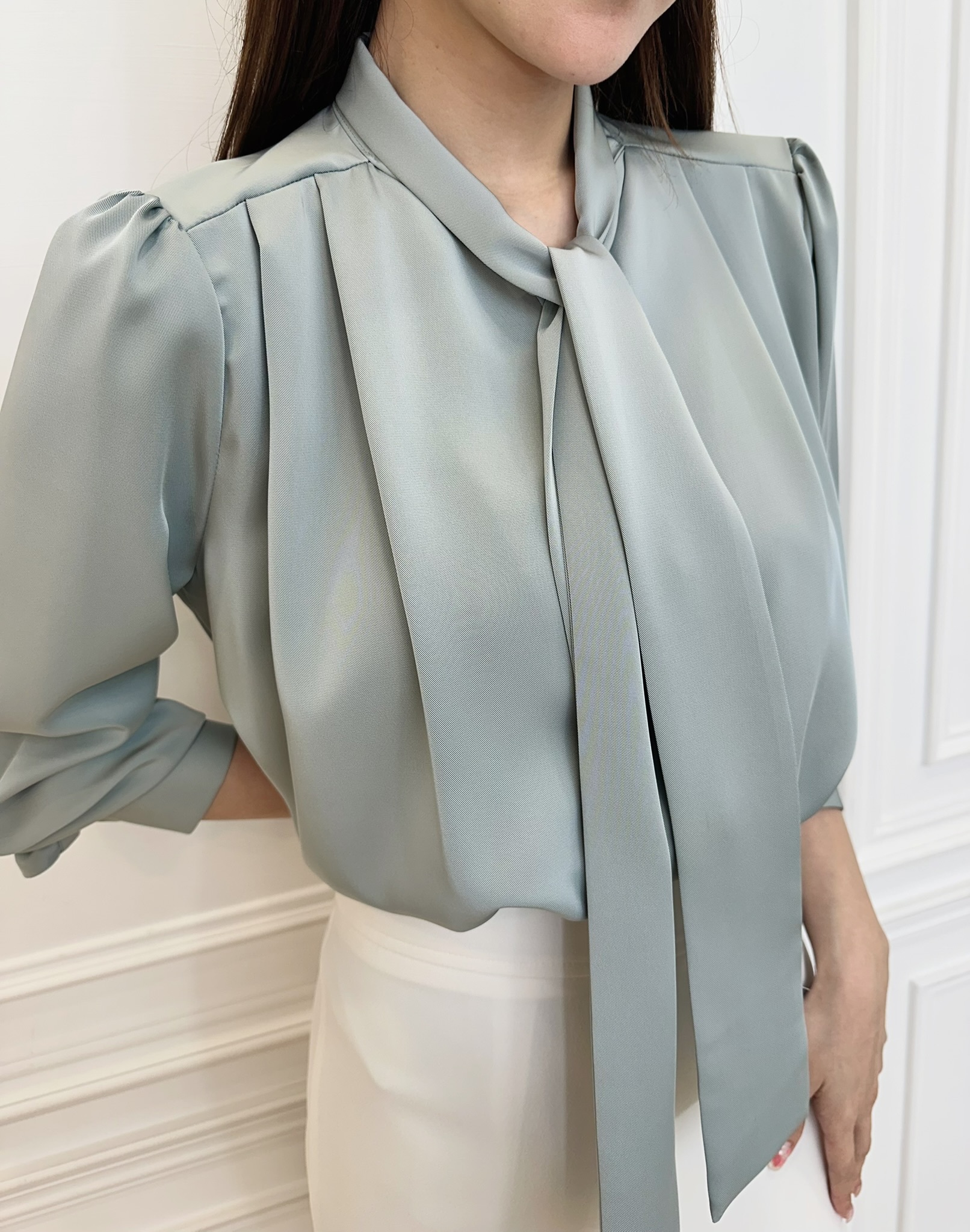 (極舒適)絲滑領巾肩抓褶上衣