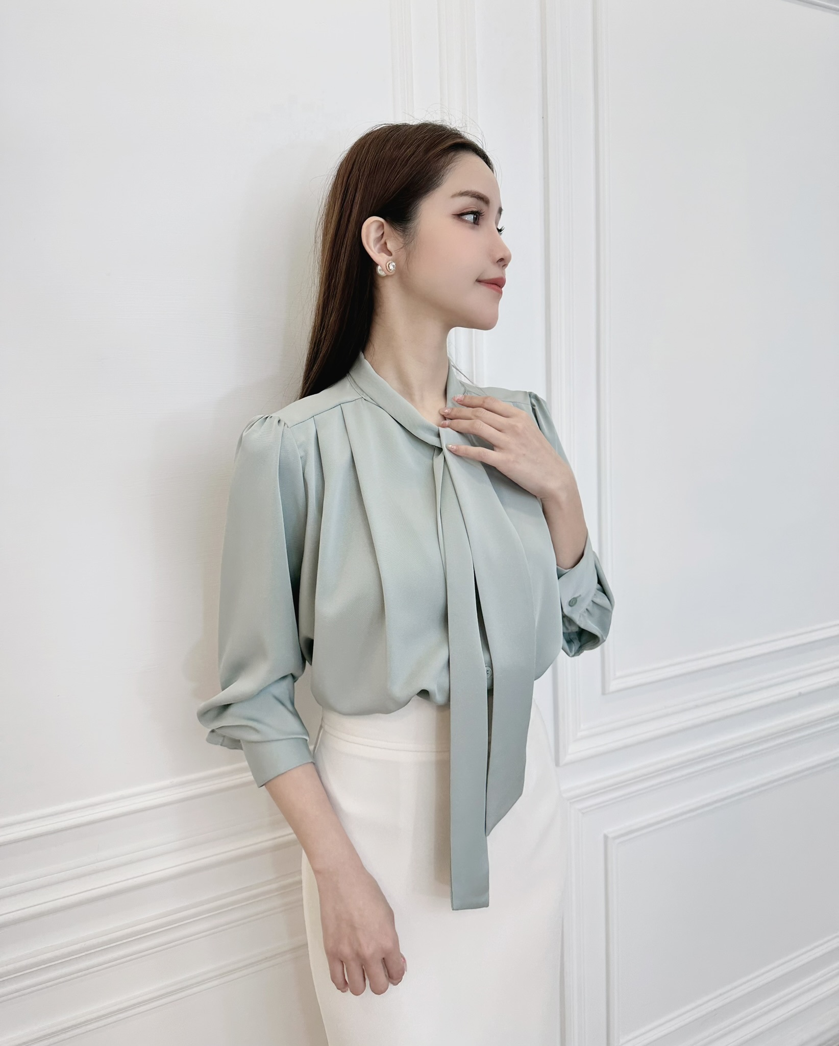 (極舒適)絲滑領巾肩抓褶上衣