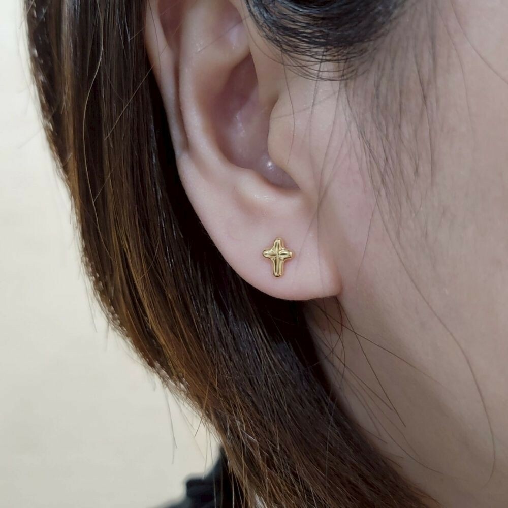 【me.luxe】K18十字架耳環