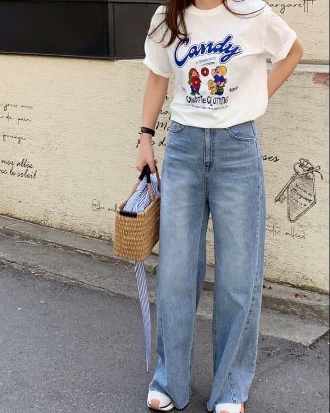 【顯瘦腿長的側拼接造型直筒牛仔寬褲】( L 現貨 )（ M 預購/年後追加發貨）