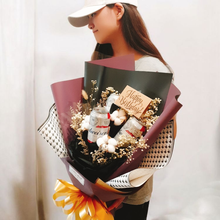 女孩拿啤酒花束