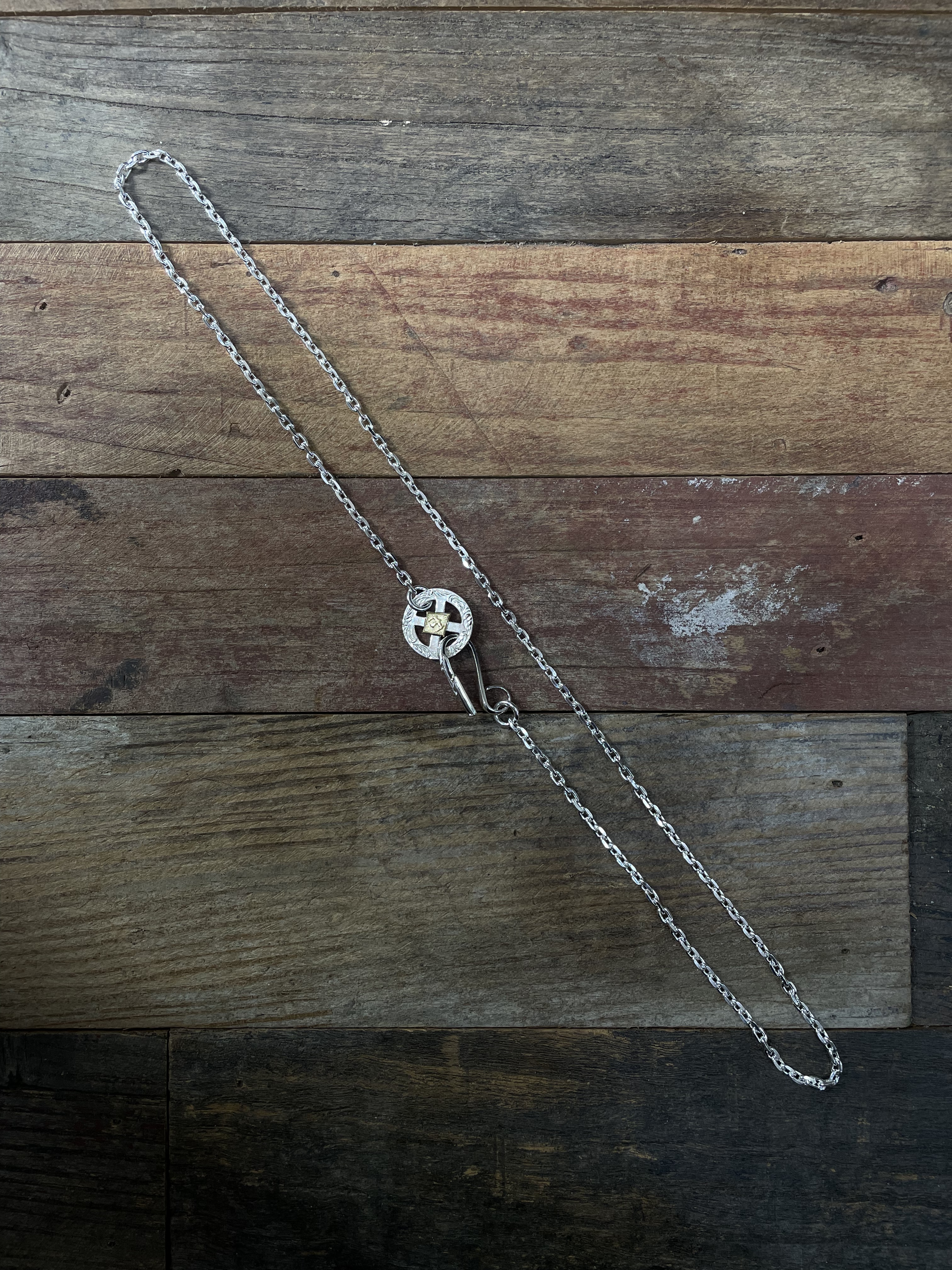 閃電扣方點金唐草輪頸鏈