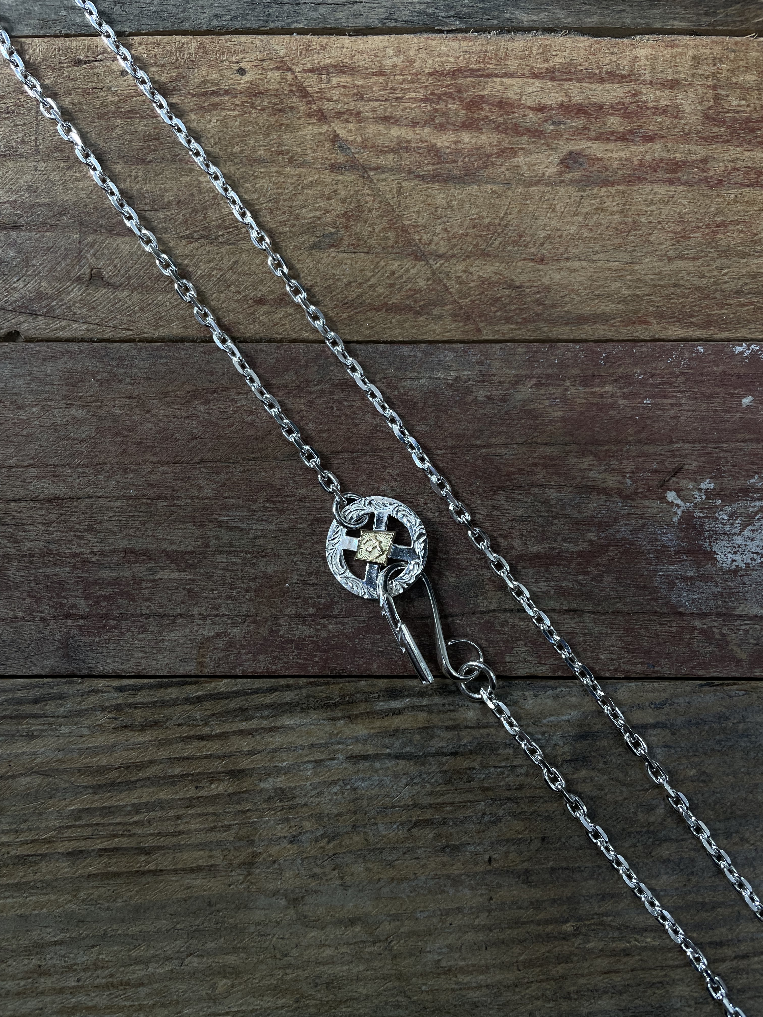 閃電扣方點金唐草輪頸鏈