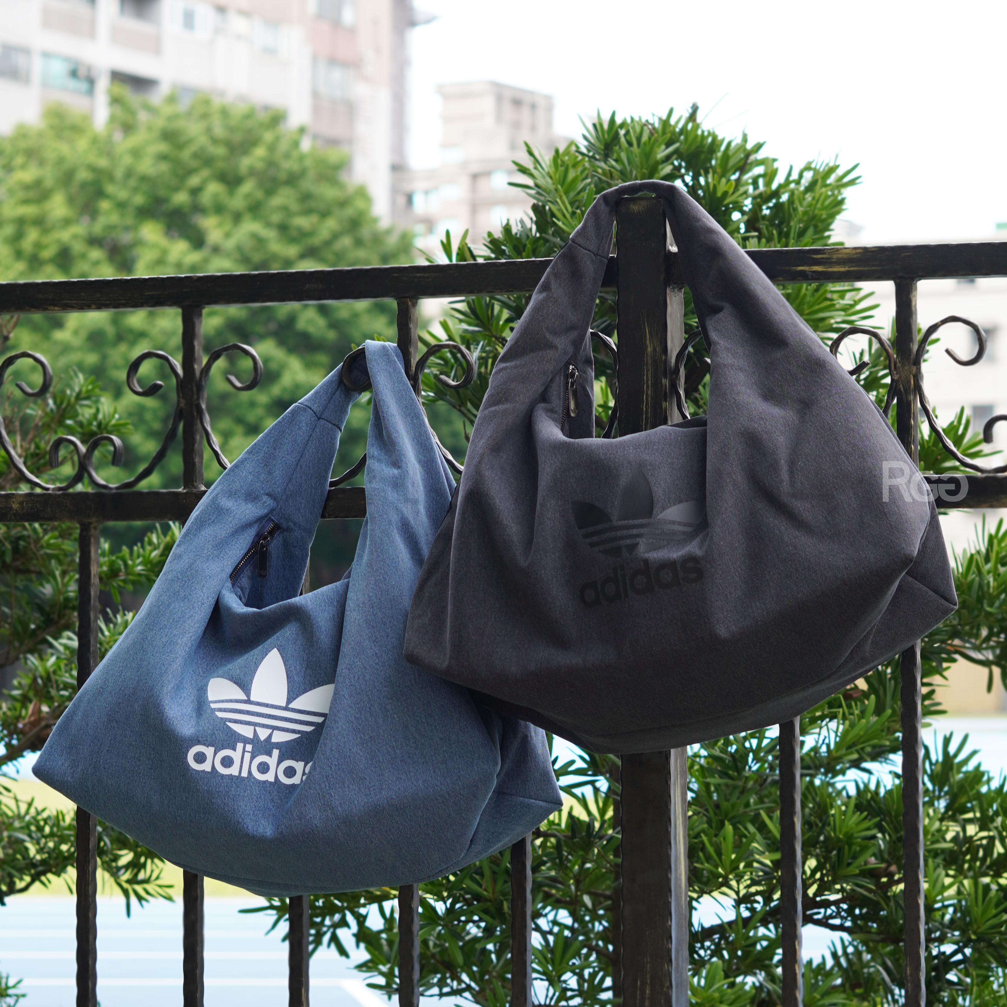 Adidas 經典牛仔風三葉草肩背包 斜挎包 (IX7693) (IX7694)