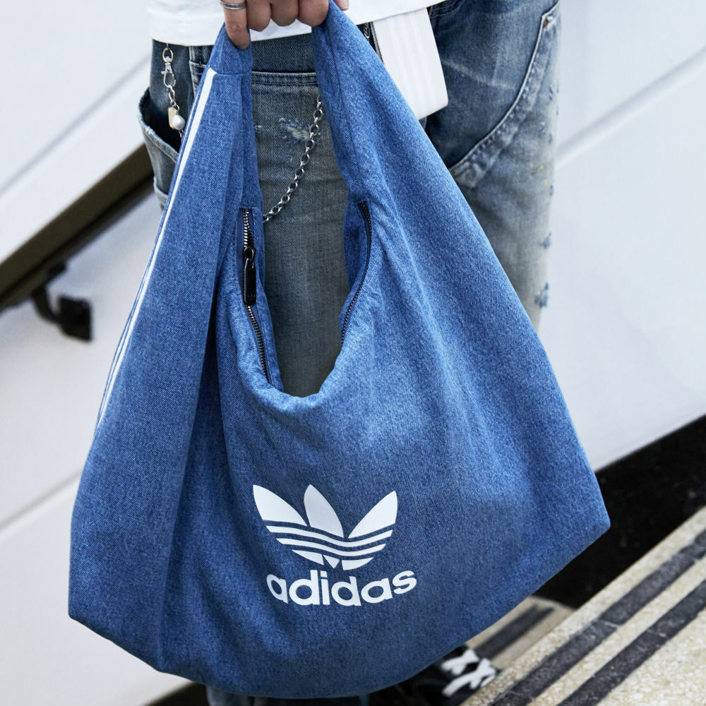 Adidas 經典牛仔風三葉草肩背包 斜挎包 (IX7693) (IX7694) 藍色 官方實背照
