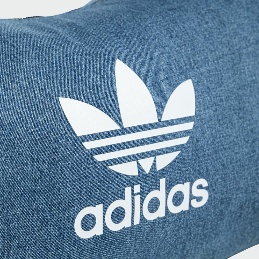 Adidas 經典牛仔風三葉草肩背包 斜挎包 (IX7693) (IX7694) 藍色 正面細節 官方照