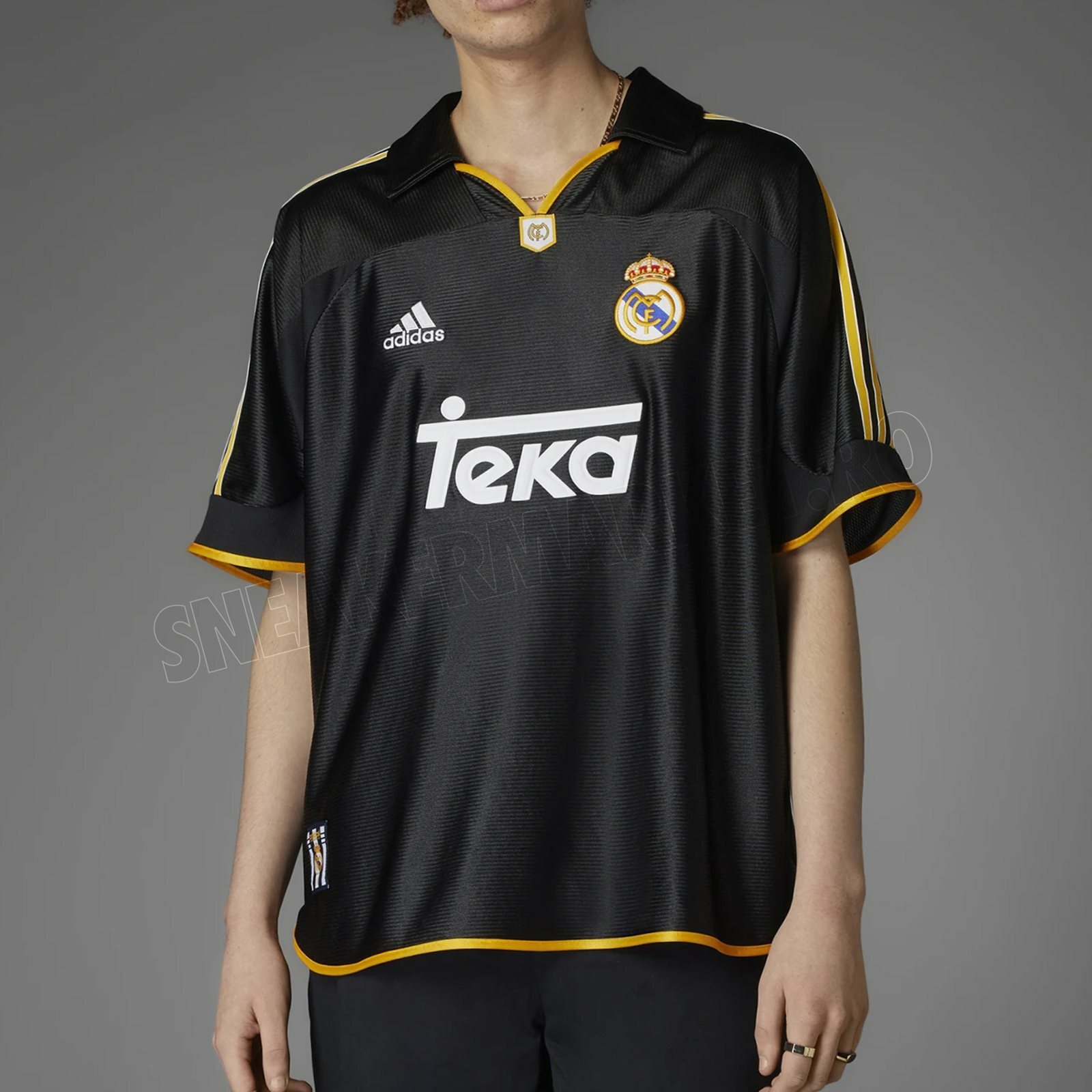 1999 Real Madrid Retro Away Shirt with 2000 UEFA Nameset and Patch