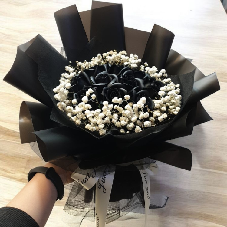 10朵黑色香皂花滿天星花束