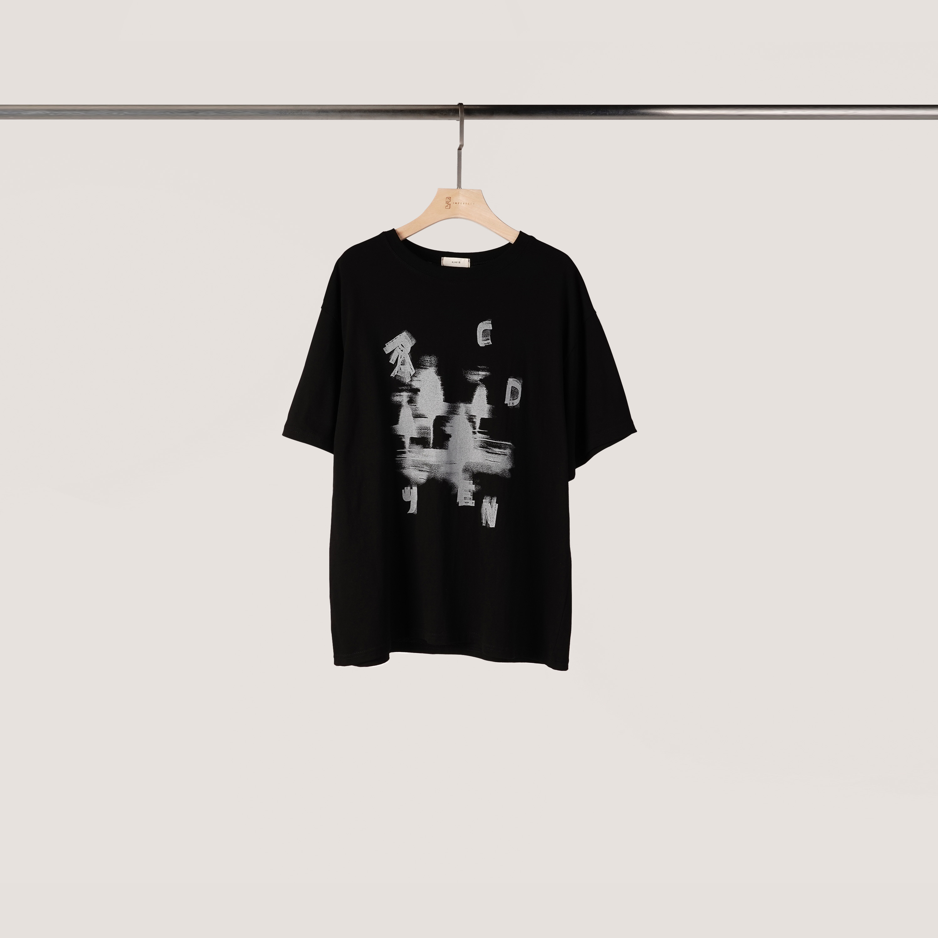 刷漆感英字短T | 就是黑