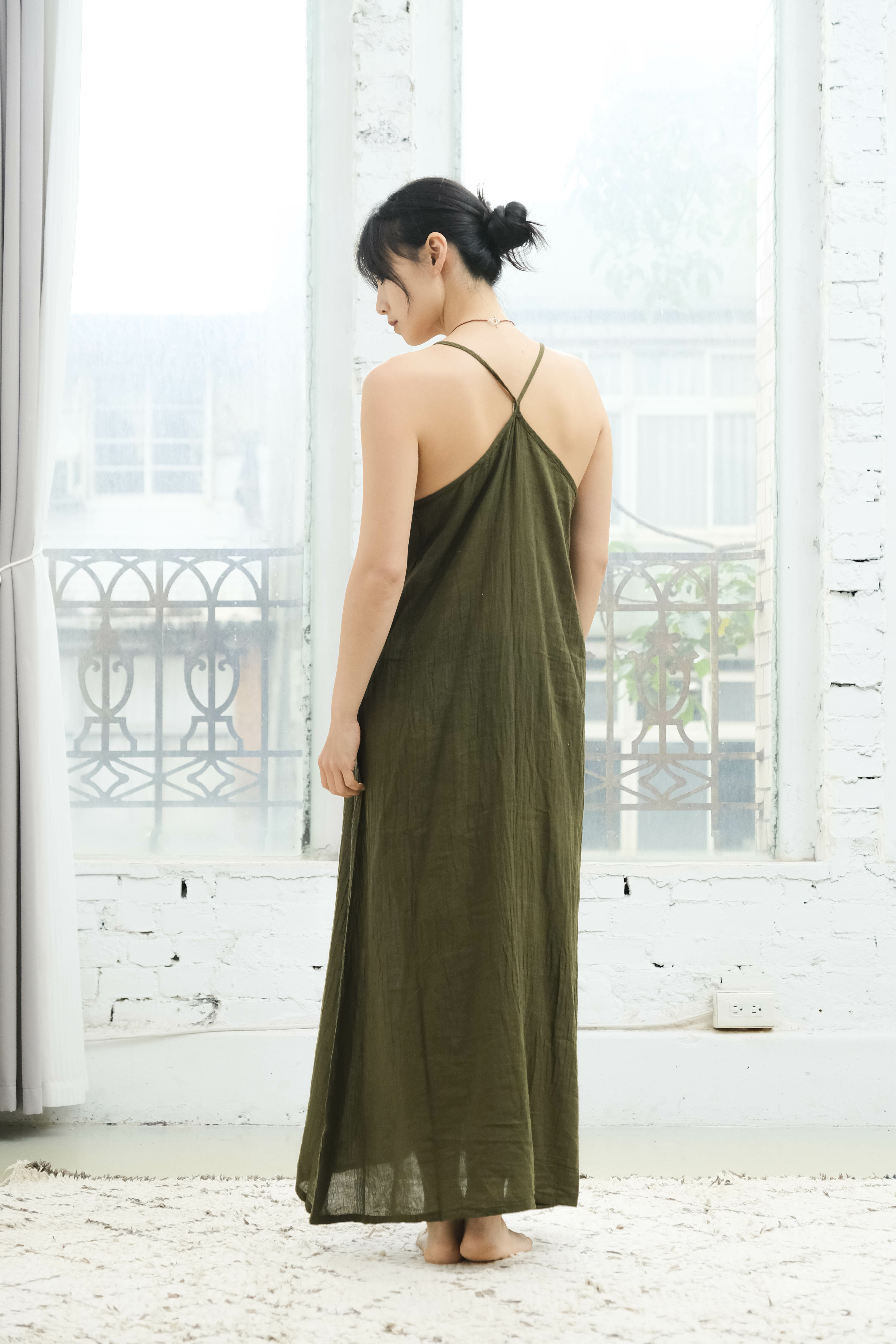 Y背細肩帶長洋裝 / 慕斯布 橄欖綠