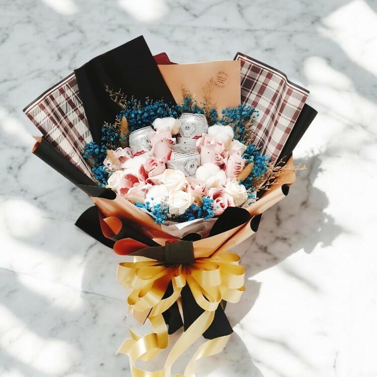 3罐啤酒8朵鈔票花束,3 cans of beer and 8 bouquets of banknotes