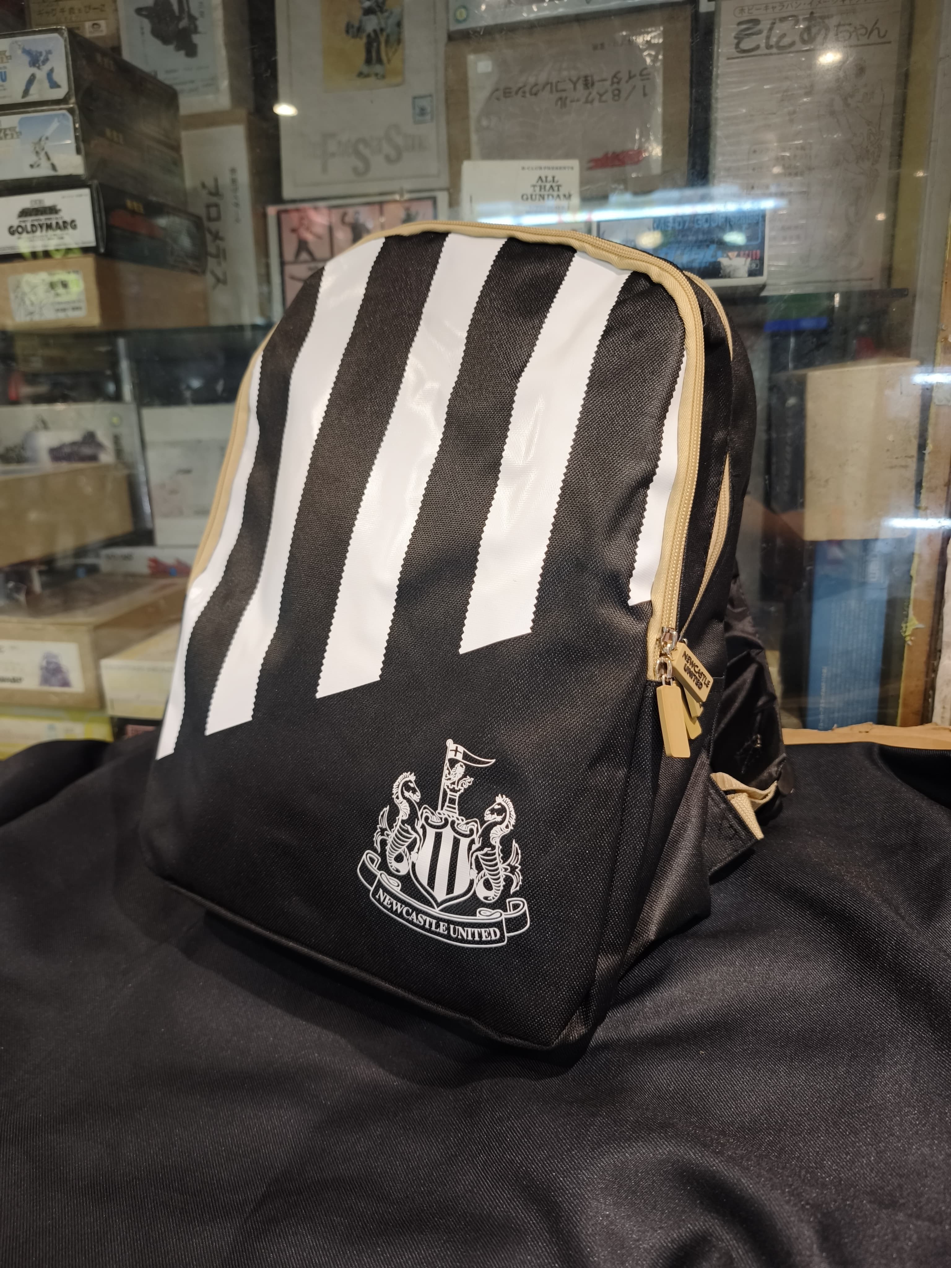 紐卡素黑白色會徽背包