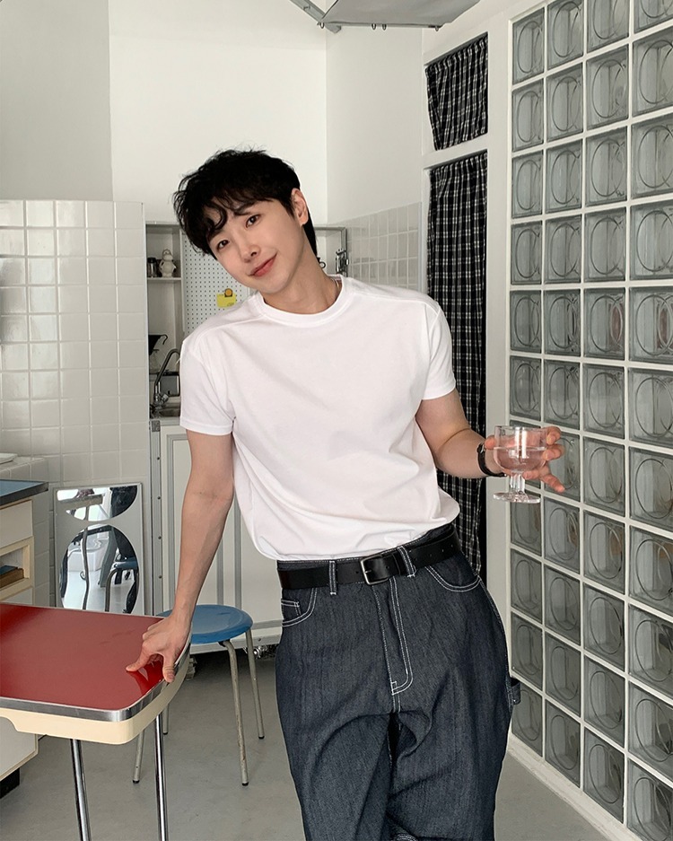 挖肩肌肉素面T恤