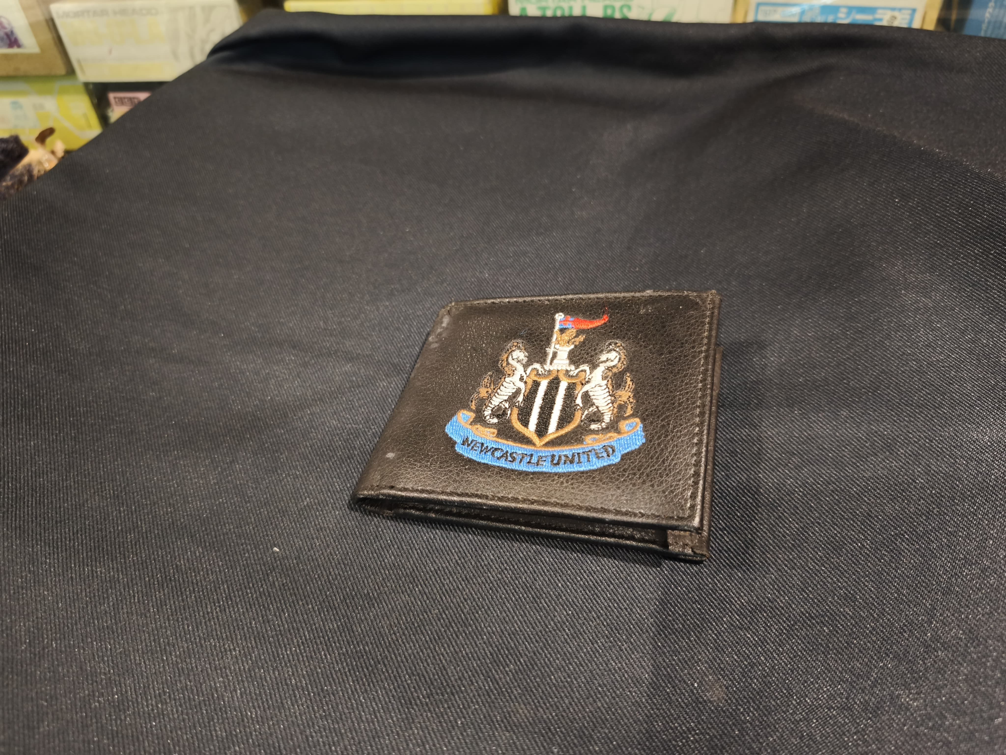 紐卡素繡花會徽銀包