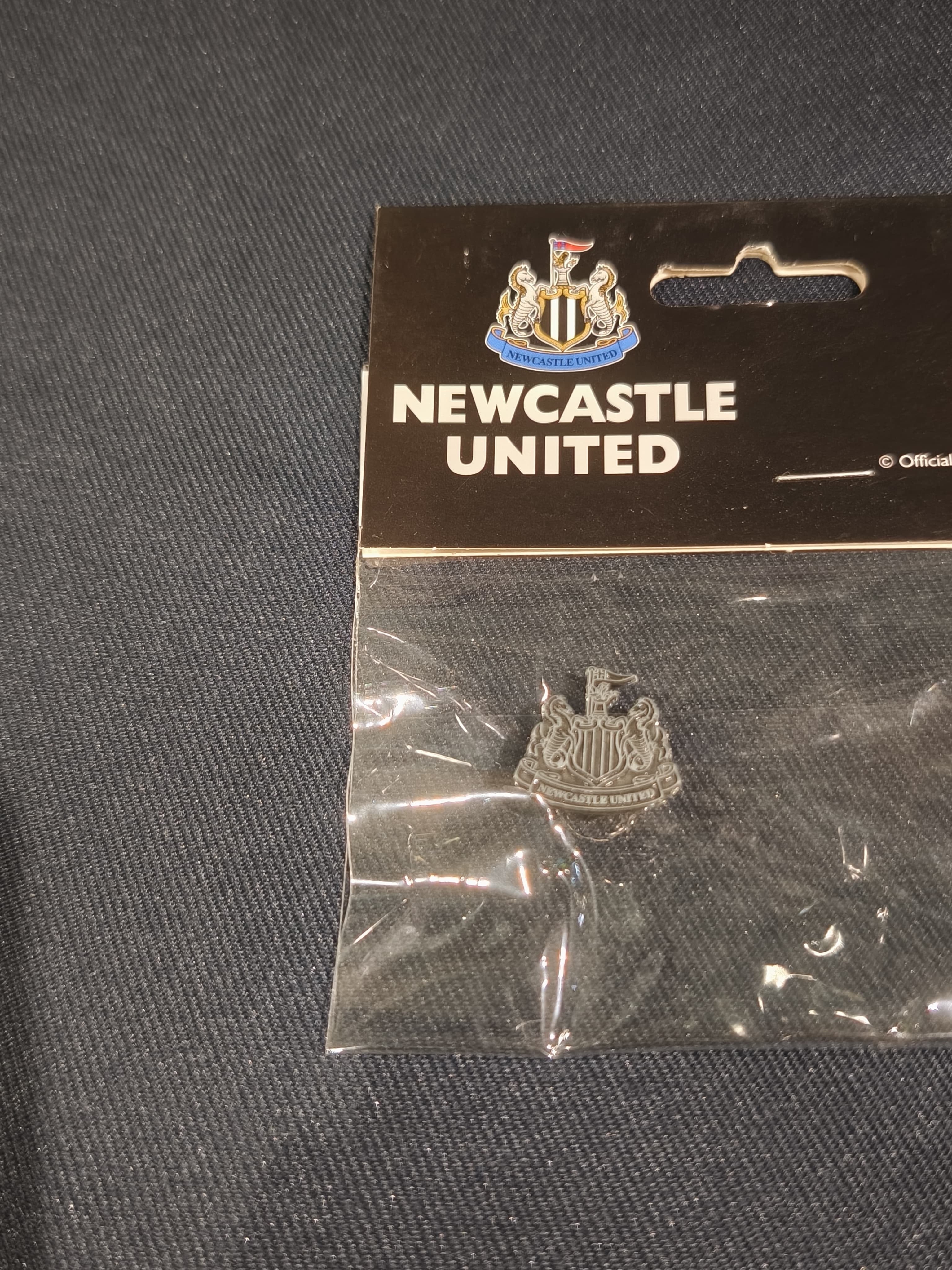 紐卡素黑白會徽襟章