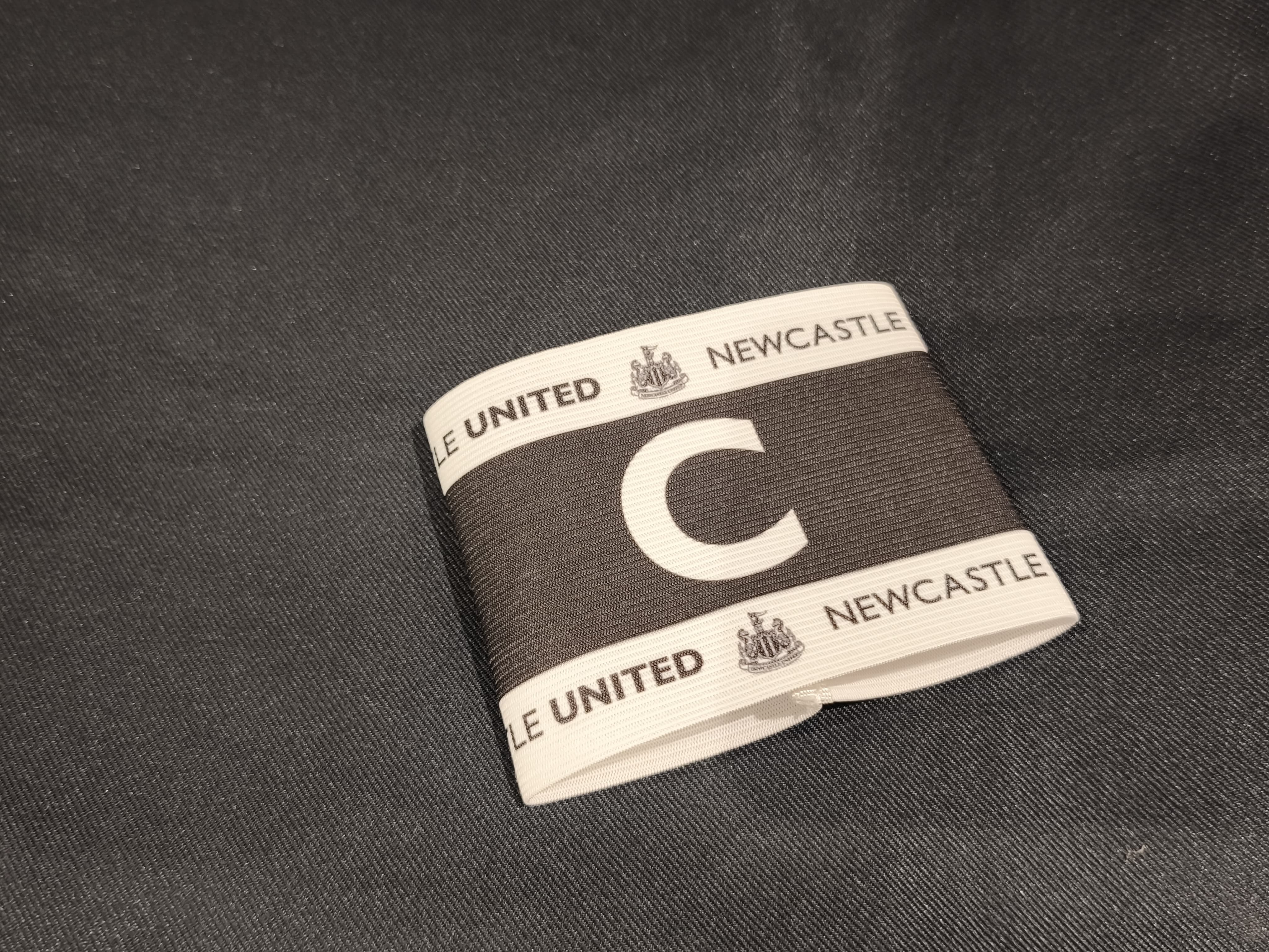 紐卡素黑白色隊長臂章